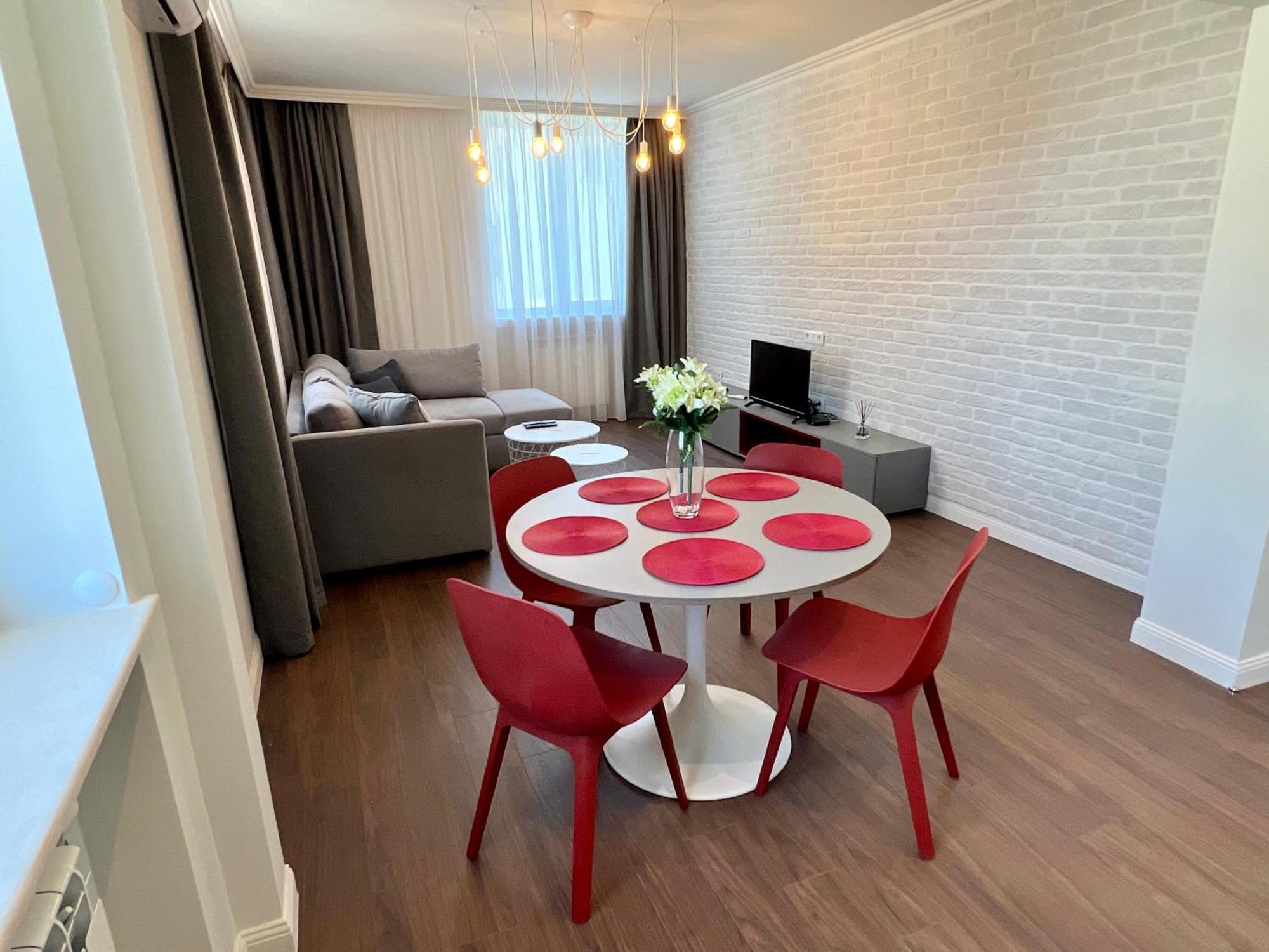 Location ! Location ! Location ! Garden View Apartment *